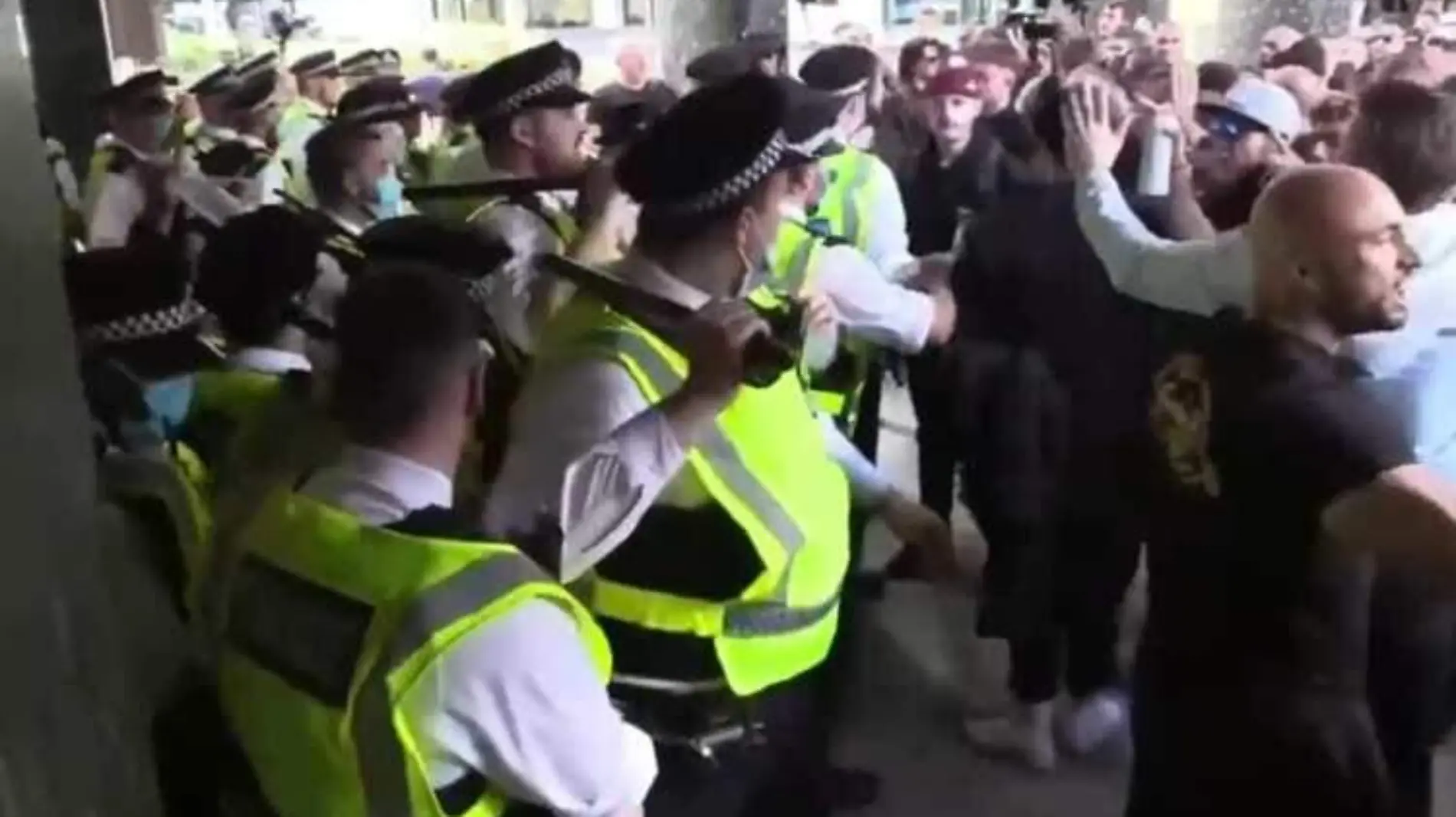 manifestantes en londres por pasaporte covid